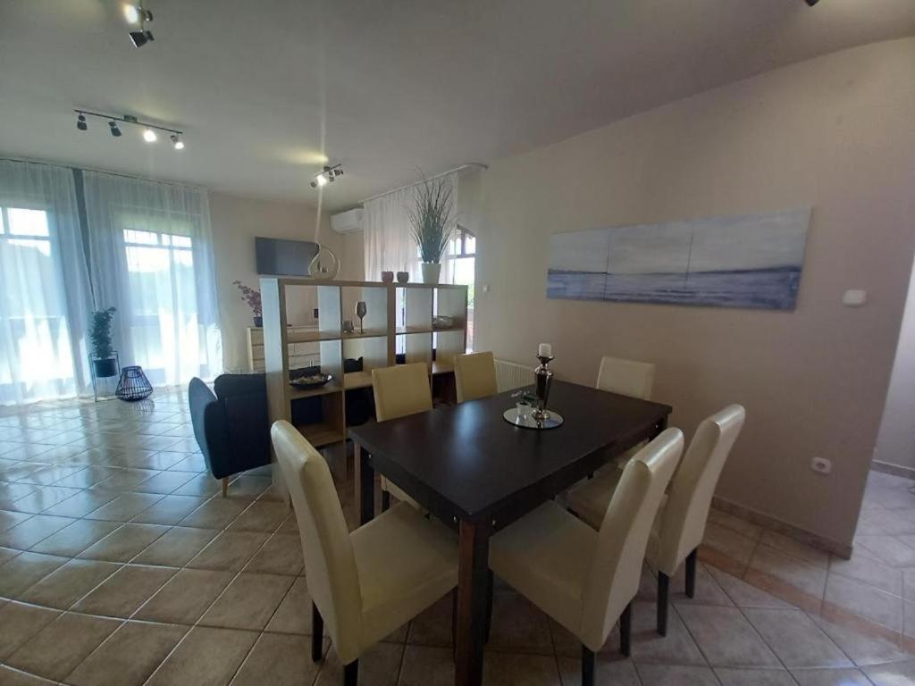 Ferienwohnung Lujza Apartman Goedoello Exterior foto